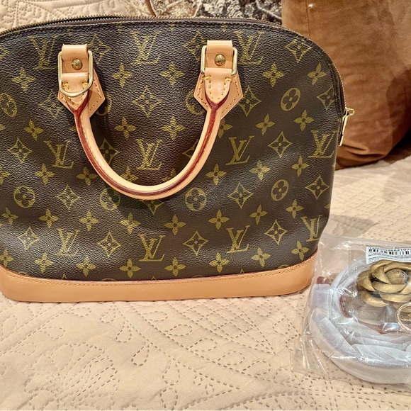 Louis Vuitton Monogram ALMA Satchel. - Picture 2 of 6
